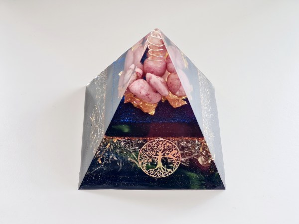 Orgonite pyramide jade violette noire